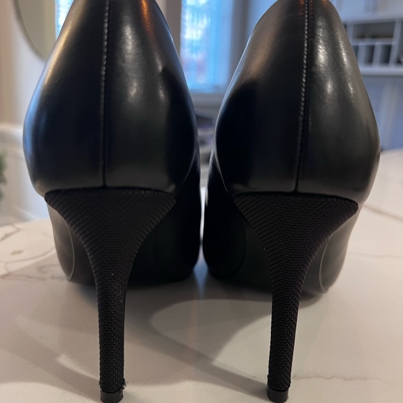 Antonia Saint New York Classic Black Heels - Picture 4 of 7